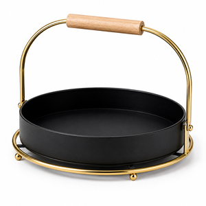 Plateau de rangement noir de luxe avec un corps élégant en métal noir mat, un magnifique cadre en métal doré et une poignée en bois naturel. - Product Image 1