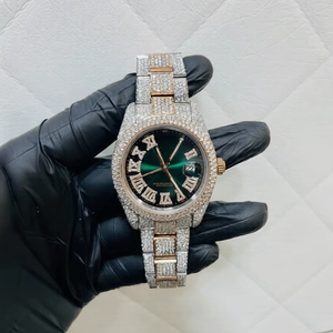 Montre Hip Hop avec cadran vert serti de diamants Moissanite, fonction date, design plaqué rhodium argenté en acier inoxydable - Product Image 1