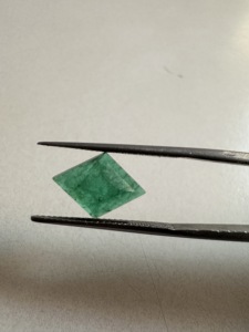 Esmeralda Zambiana Natural, Corte en Forma de Cometa, Verde Intenso, Gema Suelta para Joyería Fina, Anillos Personalizados, Colgantes y Diseños de Lujo - Product Image 2