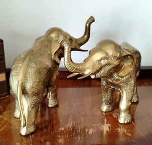 Juego de Estatuas de Pareja de Elefantes Hechas a Mano, Acabado Dorado, Figuras Decorativas de Elefantes con Troncos Elevados, Elegantes Figuras de Animales de Metal - Product Image 3