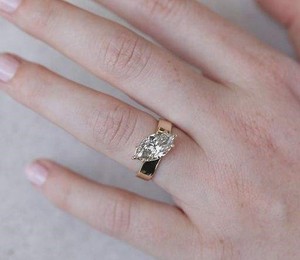 Bague de fiançailles solitaire en diamant taille marquise de luxe avec bande polie élégante, design de collection de bijoux fins pour mariée. - Product Image 4