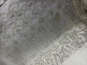 Tissu en Tulle Brodé Main de Luxe Français avec Strass Argentés, Écologique, pour Robes de Mariage et Occasions Spéciales, Taille Moyenne - Product Image 3