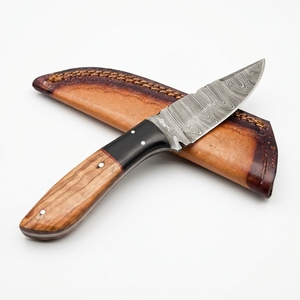 Couteau de chasse en acier Damas forgé à la main |   Couteau de camping EDC à lame fixe en acier au carbone, manche en bois de rose et résine, avec étui - Product Image 1
