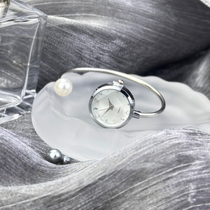 Montre pour femme, nouveau style, vente en gros d'usine, tendance, simple, personnalisée, à quartz, avec bracelet en perles - Product Image 5
