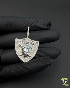 Pendentif Masque Raiders Iced Out avec Diamant Moissanite, Breloque de Collier de Luxe Hip Hop, Breloque Masque Raiders, Pendentif Masque Hip Hop - Product Image 2