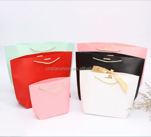 Bolsa de Papel para Regalos y Dulces con Laminado Brillante Rosa Personalizado, Estilo Moderno, con Asa de Listón, Producto de Embalaje en Oferta - Product Image 1