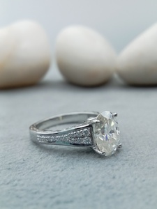 แหวนแต่งงานทรงรีทันสมัยจาก D'VINS JEWELS ประดับเพชรทรงเหลี่ยมเจียระไนแบบ Brilliant Cut สี D ชุบทองคำขาว พร้อมใบรับรอง - Product Image 4