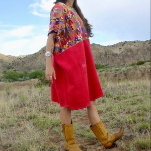 ตัวอย่างที่สวยงามขนาดใหญ่ของศิลปะพื้นบ้านที่สวมใส่ได้ผ้าฝ้ายทอมือปักด้วยมือสไตล์วินเทจและมีชีวิตชีวา - Product Image 1