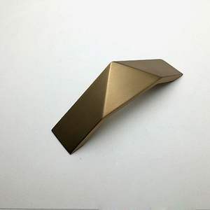 Poignée de luxe artisanale en laiton massif, design moderne et contemporain, à levier - Product Image 2