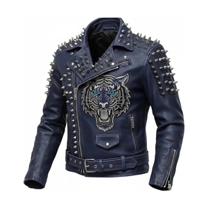 Veste en cuir noir pour homme, style punk, avec clous argentés et détails streetwear graphiques, qualité supérieure, élégante, durable et confortable. - Product Image 1