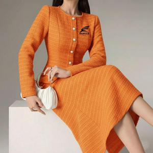 Ensemble de jupes personnalisées OEM tendance pour femmes, comprenant un crop top à capuche avec impression de logo décontractée, idéal pour l'hiver - Product Image 1