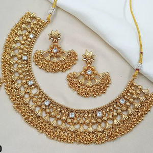 Parure de bijoux ethniques de mariage en laiton plaqué argent, zircon et Kundan, comprenant collier ras-du-cou, boucles d'oreilles pendantes et tikka, certifiée par une tierce partie - Product Image 1
