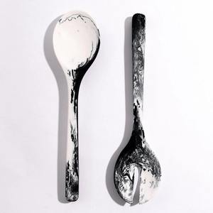 Ensemble de cuillères en résine faites à la main haut de gamme pour servir des salades – Vaisselle moderne et écologique - Product Image 3