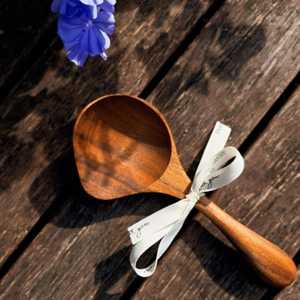 Cuillère de service en bois naturel pour salade, ustensile de cuisine fait main en bois massif, manche long, finition lisse et durable, compatible lave-vaisselle - Product Image 1