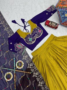 Lehenga Choli de última moda, éxito de ventas en boutiques indias, especial para Navratri, para mujer, Chaniya Choli, tradicional de Gujarat. - Product Image 2