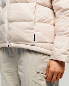 Chaqueta de invierno acolchada personalizada para mujer, ropa informal premium para exteriores, a prueba de viento, con cierre de cremallera y bolsillos laterales. - Product Image 4