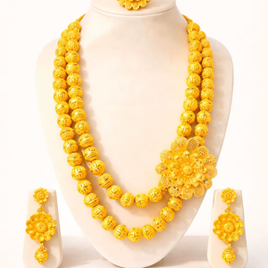 MOLL JEWELLERS Parure de bijoux de mariage traditionnelle plaquée or 24 carats avec collier à pendentif floral, boucles d'oreilles et bague ajustable, Modèle n° 23061 - Product Image 1