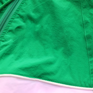 Veste coupe-vent imperméable à fermeture éclair intégrale AKA UV à changement de couleur, motif chevron réactif vert, blanc, rose clair, imprimé à capuche - Product Image 3