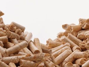 Leña de alta energía de pino y roble con bajo contenido de cenizas, 2 por ciento de humedad, 6 por ciento de densidad, 600 a 800 kg por m3 - Product Image 3