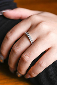 Anillo de Eternidad de Oro Blanco de 14K con Diamantes Cultivados en Laboratorio de Corte Radiante - Product Image 6