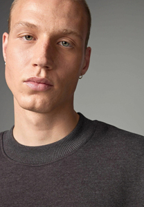 เสื้อฮู้ดดี้โอเวอร์ไซส์ผ้าฝ้ายฟอกสีสไตล์ดิสเทรส มีรู ดีไซน์ไหล่ตก คุณภาพสูง สำหรับผู้ชาย ไม่เสียภาษี - Product Image 2