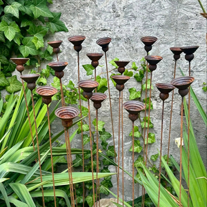 Piquets de jardin décoratifs hauts en métal rouillé en forme de fleurs, installation artistique extérieure pour pelouse - Product Image 1
