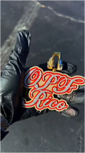 จี้เพชรโมอิสซาไนต์ VVS แบบกำหนดเองได้ พร้อมชื่อและตัวอักษร  ทำจากเงินแท้ 925 ชุบทอง  เครื่องประดับฮิปฮอป ได้รับการรับรองจาก GRA สำหรับทุกเพศ - Product Image 3