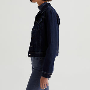 Chaqueta Vaquera Vintage Ajustada para Mujer, Personalizada OEM/ODM, en Tono Índigo Oscuro, de Algodón Puro, con Bolsillos con Solapa, Botones y Costuras en Contraste - Product Image 3