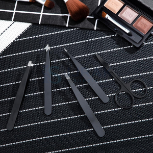 Juego de Tijeras y Pinzas de Manicura Portátiles de Acero Inoxidable, Herramientas para el Cuidado de las Uñas con Punta Inclinada Negra y Estuche de Cuero - Product Image 4