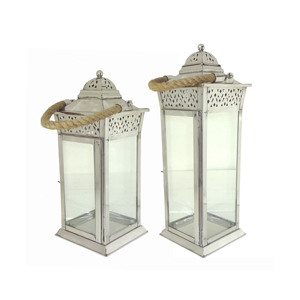 Ensemble de lanternes à bougies hexagonales en acier inoxydable poli argenté, avec cadre métallique perforé à découpe étoile et cheminée cylindrique à toit pyramidal - Product Image 3