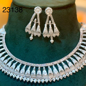 ชุดเครื่องประดับสร้อยคอและต่างหูรูปดอกไม้ชุบทอง 24K จาก MOLL JEWELLERS ดีไซน์อินเดียทันสมัย ผลิตจากโลหะผสมสังกะสี ประดับด้วยเพชรซิร์คอน เหมาะสำหรับเป็นของขวัญงานแต่งงานสำหรับผู้หญิง - Product Image 1