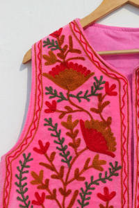 Chaleco Bordado Suzani de Terciopelo Hecho a Mano, Chaleco Boho Hecho a Mano, Chaqueta Floral Vintage para Mujer - Product Image 3