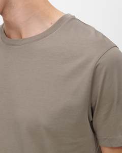 เสื้อยืดออกแบบโลโก้ตามสั่ง แขนสั้น ผ้าฝ้ายผสมโพลีเอสเตอร์ สีพื้น ไซส์ใหญ่สำหรับผู้ชาย แฟชั่นทันสมัยใส่ได้ทุกวัน - Product Image 5