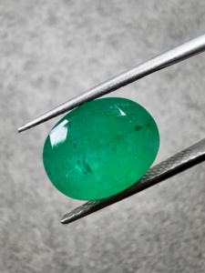พลอยมรกตสีเขียวแซมเบียธรรมชาติ 8.37 กะรัต รับรองโดย GIA - รูปทรงวงรี เจียระไนอย่างประณีต - Product Image 4