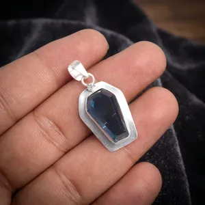 Colgante de diseño unisex hecho a mano con topacio azul clásico en latón bañado en plata, con engaste de bisel en forma de ataúd. - Product Image 2