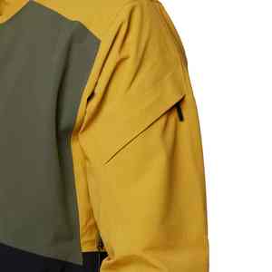 Vêtements d'extérieur pour hommes conçus pour les conditions météorologiques rigoureuses, offrant flexibilité, confort et protection contre les intempéries pendant le ski - Product Image 5