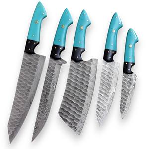 Ensemble de 5 couteaux de chef professionnels en acier Damas sur mesure, ambidextres, faits à la main avec manche en époxy et étui en cuir - Product Image 1