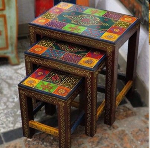 Table d'appoint moderne à rayures géométriques monochromes avec incrustation d'os, disponible à prix de gros, avec élégants accents dorés. - Product Image 2