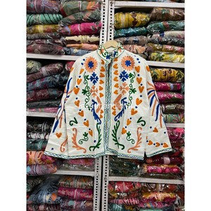 Blazer Negro Bordado para Mujer con Patrón Floral Dorado, Cuello Mao, Manga Larga, Bordado a Mano, Ropa de Abrigo Otoñal - Product Image 4
