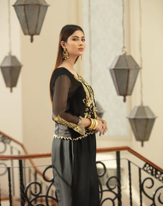 Combinaison élégante noire en organza brodé, manches longues, col en V, coupe ajustée, style robe de bal, 100% soie, tenue de soirée formelle, ornements dorés faits main - Product Image 3