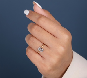 Bague de fiançailles solitaire en or jaune 14 carats avec diamant émeraude de laboratoire de 1,5 carat, VVS2, certifiée IGI, vente en gros - Product Image 5