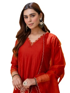Salwar Kameez en Mélange de Soie Rouge RN avec Broderie Rose, Longueur Genou, Coupe Classique, Vêtement Traditionnel Indien et Pakistanais pour Femme, Tenue Décontractée, Séchage Rapide - Product Image 3