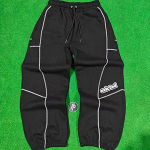 Pantalones de chándal de felpa de algodón 100% de 480 GSM de alto gramaje con bordado, costuras de panel modernas, estilo jogger, streetwear con punto de cruz y puños. - Product Image 1