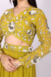 Collection de vêtements de créateurs modernes, ensemble robe 2 pièces avec de magnifiques perles et des détails en sequins sur les manches et la ceinture de la jupe. - Product Image 6
