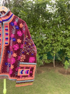 Chaqueta de Invierno de Terciopelo Bordada a Mano para Mujer |   Abrigo Artesanal de Lujo | Colección de Ropa Exterior de Moda Premium - Product Image 3