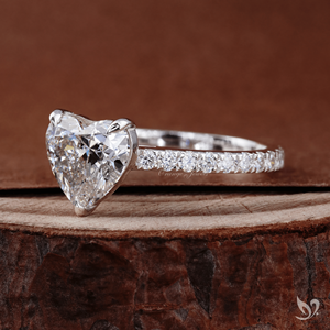 Anillo de Diamante Cultivado en Laboratorio con Corte Corazón y Banda Pavé Catedral de 2CT, Certificado IGI, Anillo de Compromiso Romántico de Oro Blanco de 10K - Product Image 2