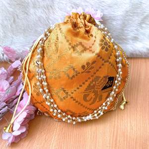 Sac Potli de style Rajasthani avec broderie au fil de designer, travail Moti Mala et magnifique travail Gotta Patti, idéal pour les cadeaux de mariage - Product Image 5