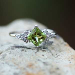 Anillo de Plata de Ley 925 Art Deco con Peridoto Natural, Piedra de Nacimiento de Agosto, Joyería Elegante y Atemporal con Piedras Preciosas, Regalo - Product Image 2