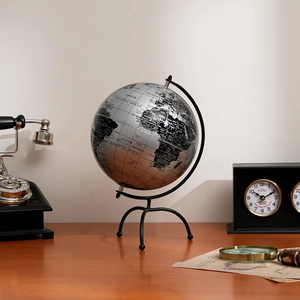 Elegante globo terráqueo decorativo de metal de inspiración vintage, perfecto como centro de mesa o decoración para estantería u oficina. - Product Image 1