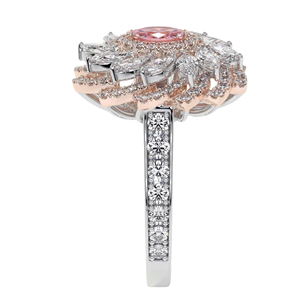 Anillo de Dos Tonos con Diamantes Rosados Vívidos en Corte Marquesa, Diseño Floral y Halo de Diamantes Blancos en Espiral con Banda Pavé - Product Image 2